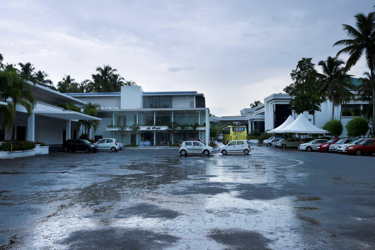 Treebo Trend Al Saj Convention Centre Kazhakuttam Exteriör bild